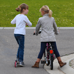 dziewczynki rozmawiające w czasie przerwy w jeździe na rowerach