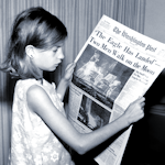 dziewczynka czytająca artykuł w gazecie o lądowaniu człowieka na Księżycu